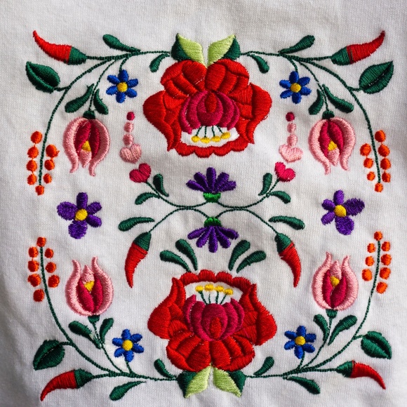 Embroidered Woman T-shirt with hungarian Kalocsa Flower design - Picture 1 of 8